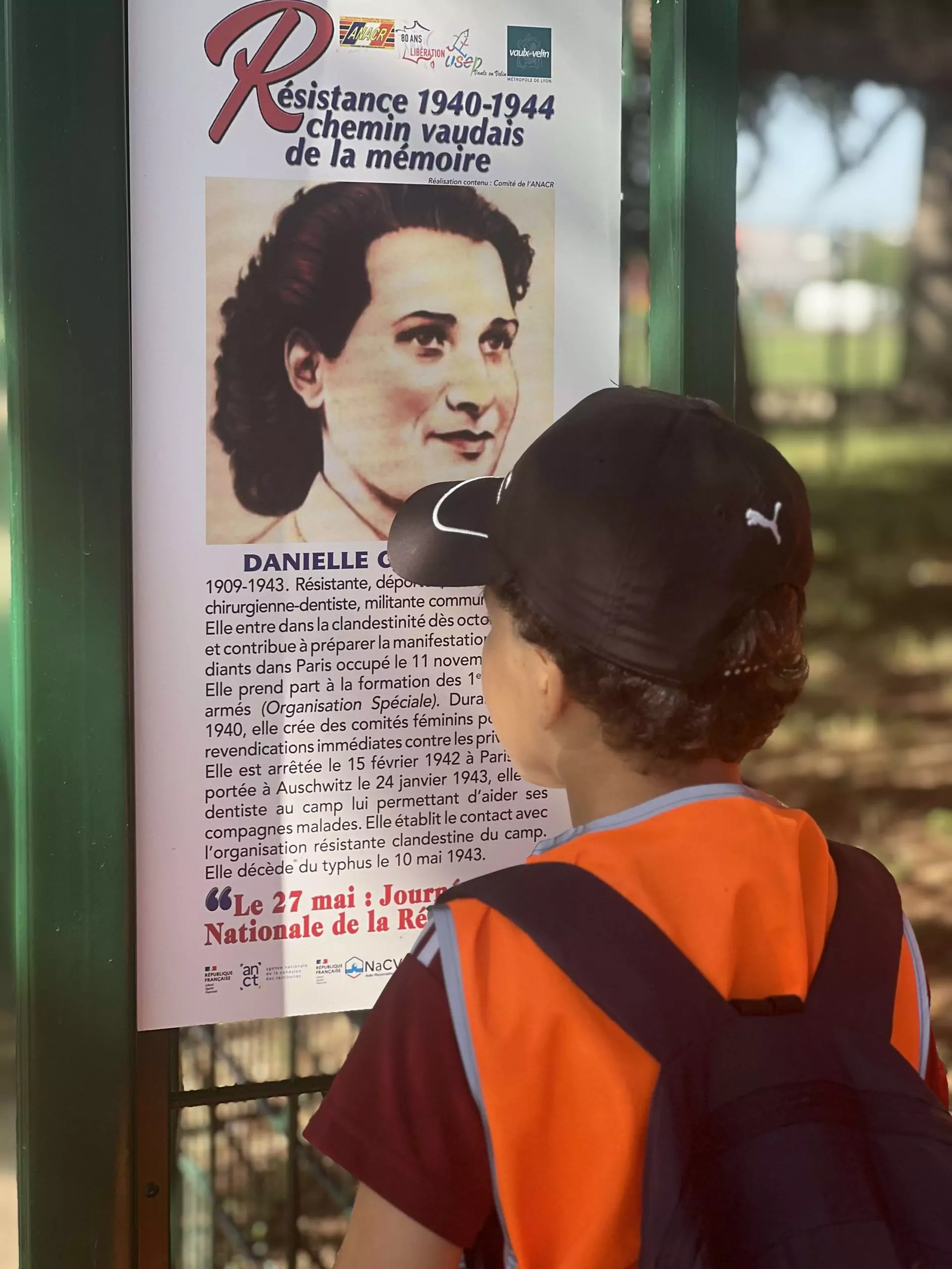 Lecture du panneau dédié à Danielle Casanova par un élève de l'école Makarenko - 29 mai 2026 © Justine Saine